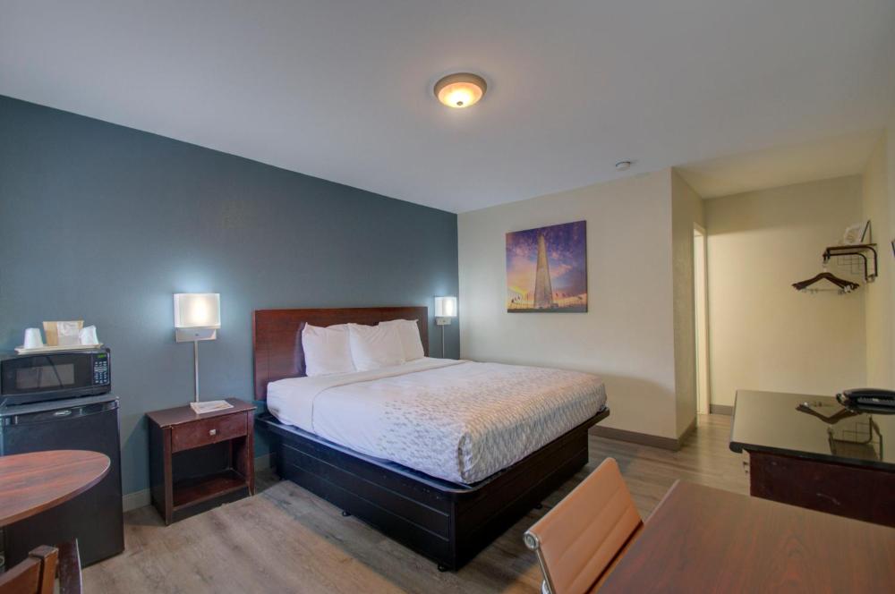 King Room - Non-Smoking interior